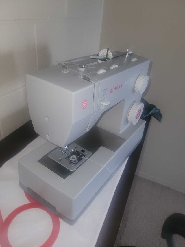 Singer Heavy Duty 725 Sewing Machine - photo 2
