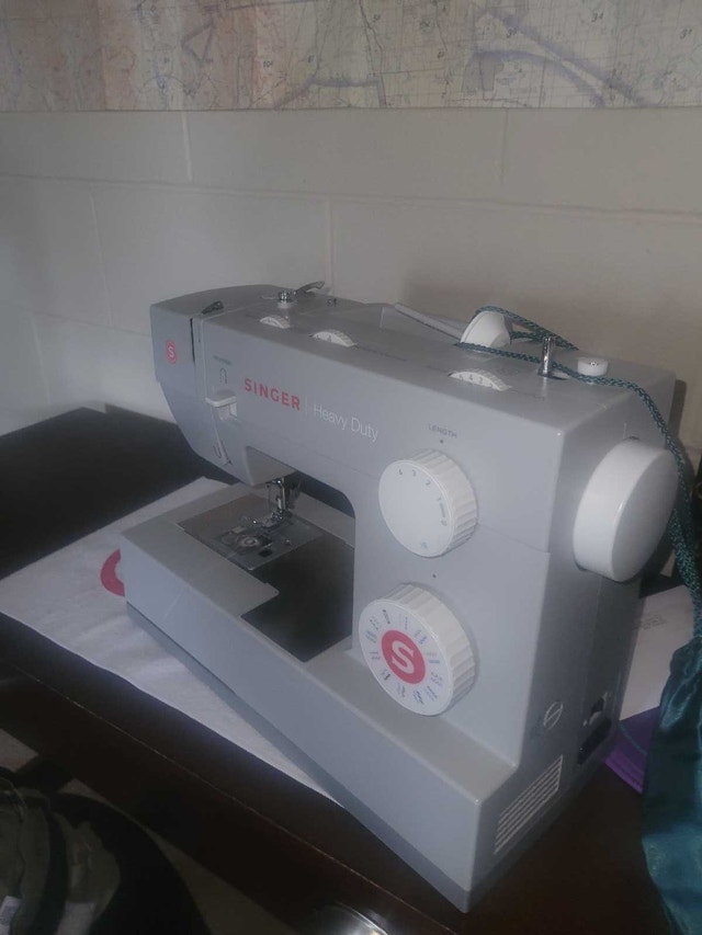 Singer Heavy Duty 725 Sewing Machine - photo 3