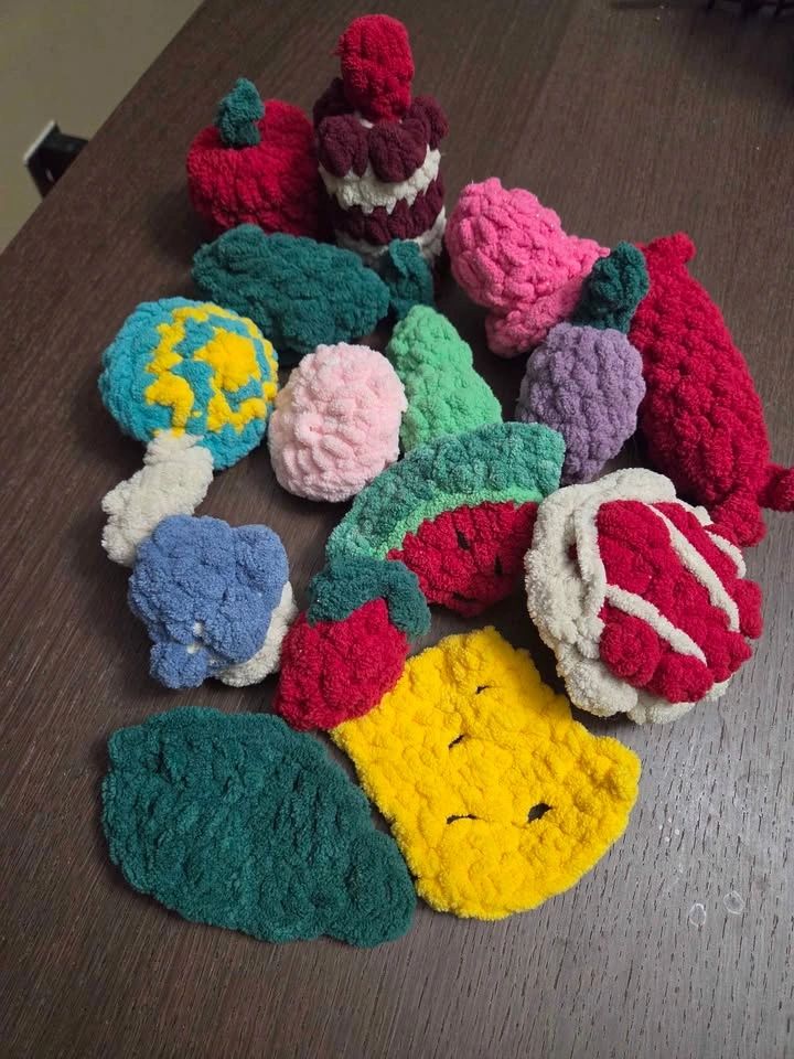 Very Hungry Caterpillar Crochet Set - photo 2