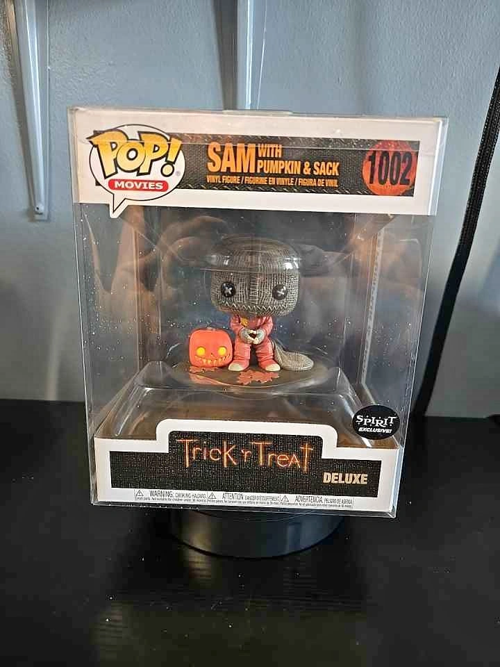 Sam with Pumpkin and Sack Trick or Treat Spirit Halloween exclus