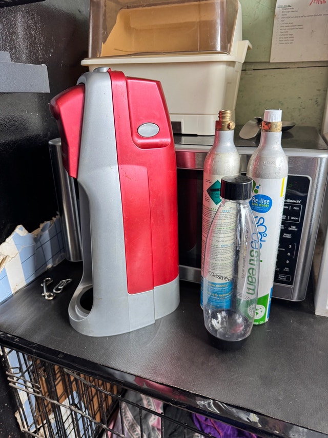 SodaStream Sparkling Water Maker with Extra CO2 Cylinders - photo 2