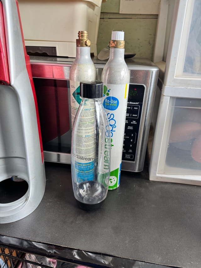 SodaStream Sparkling Water Maker with Extra CO2 Cylinders - photo 3