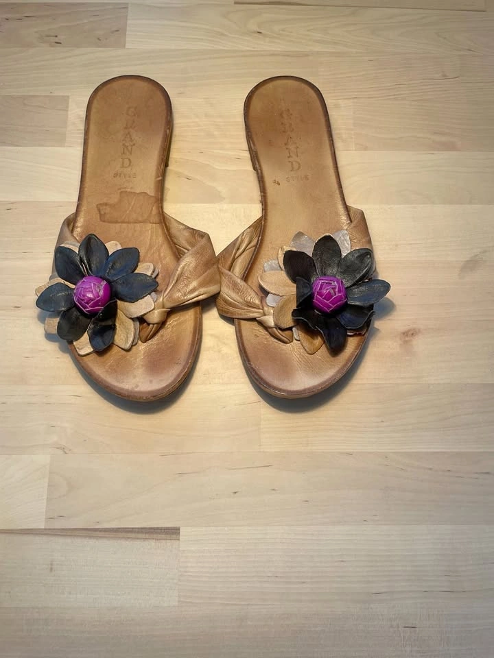 All leather flower flat sandals, size US 6