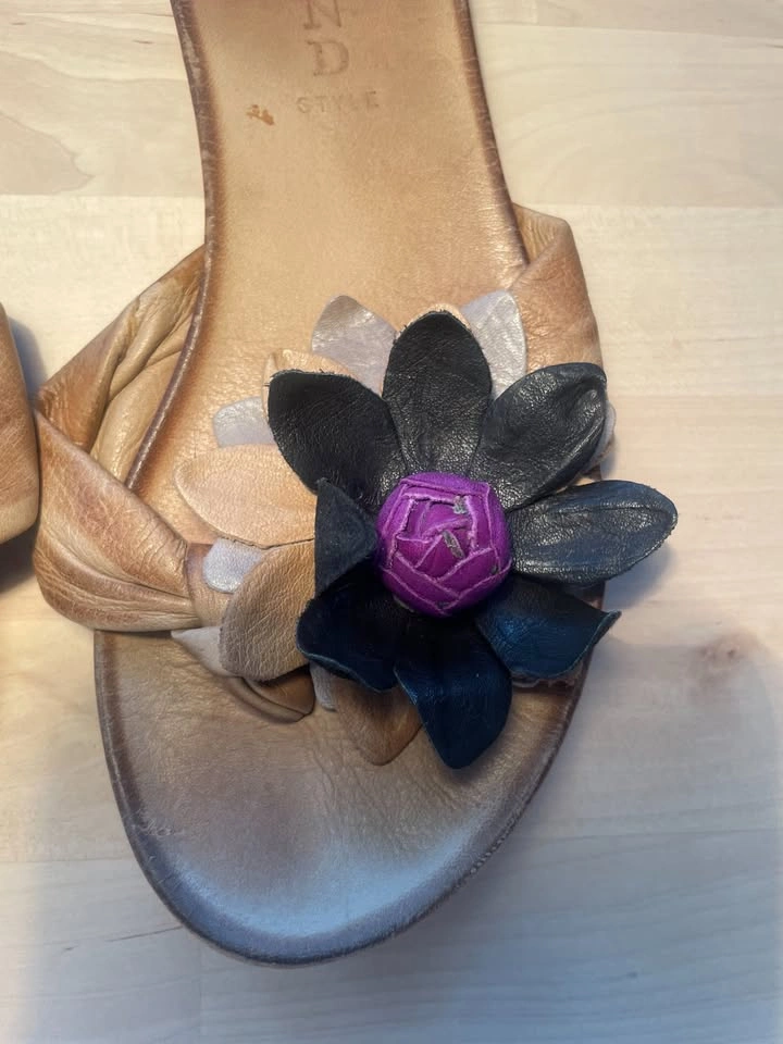 All leather flower flat sandals, size US 6 - photo 2