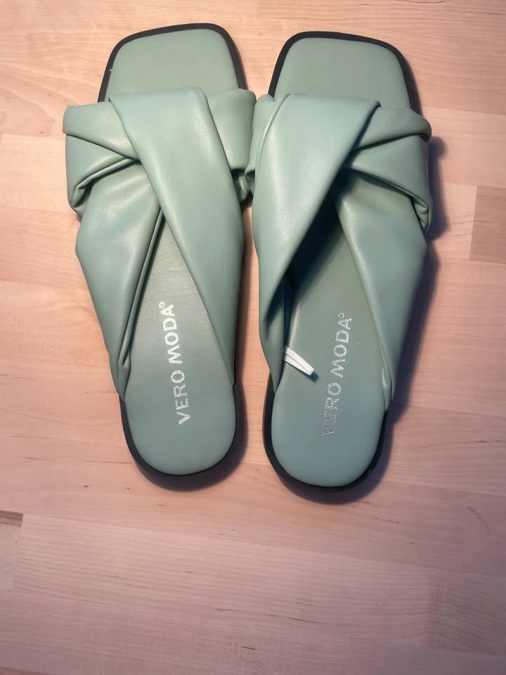 US 7 Vero Moda twist square toe flat sandals mint green - photo 2