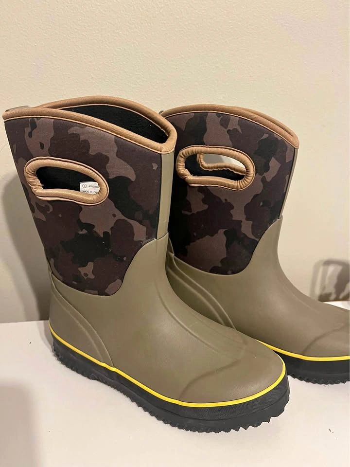 Rain boots size 3 new