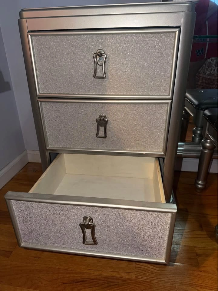 Full Size 6 Drawer Bobs Furniture Vanity with Chair - photo 2