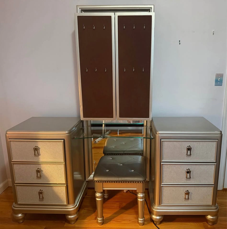 Full Size 6 Drawer Bobs Furniture Vanity with Chair - photo 5
