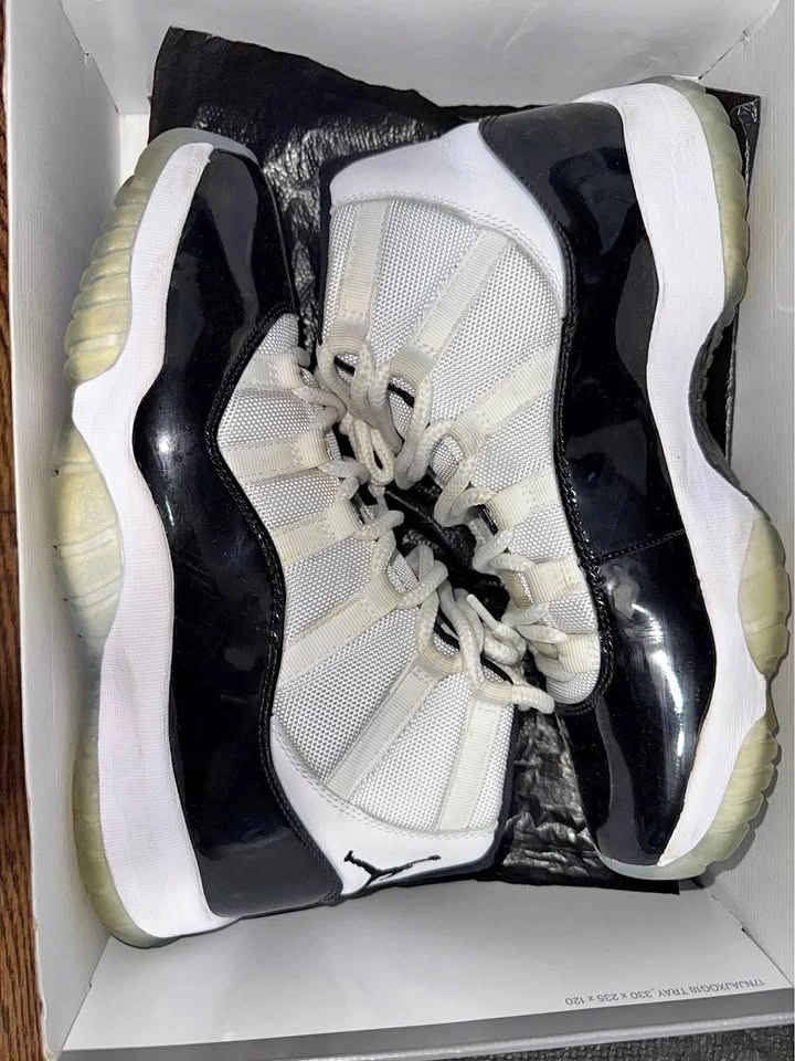Air Jordan 11 Retro Concord Size 9