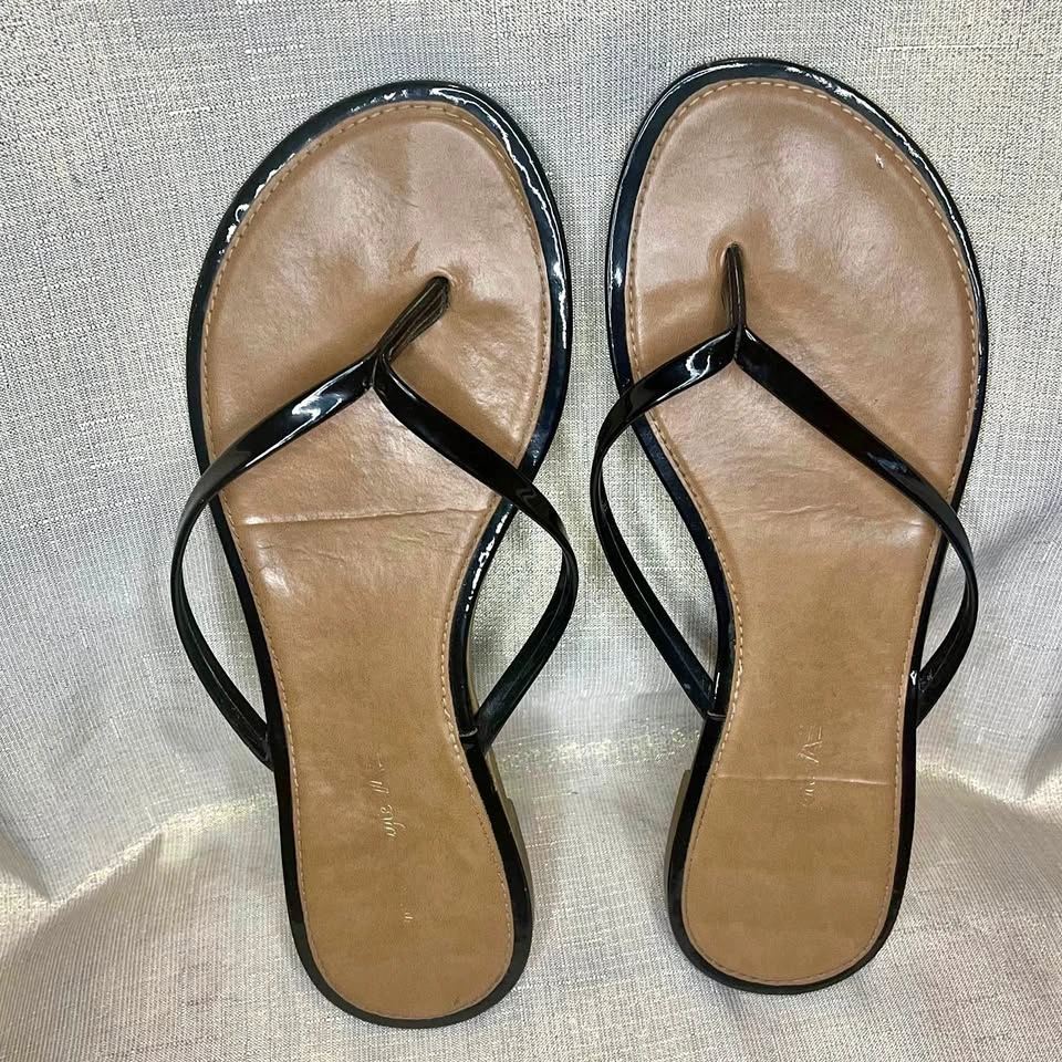 American Eagle Flip Flops - Women's Size 10