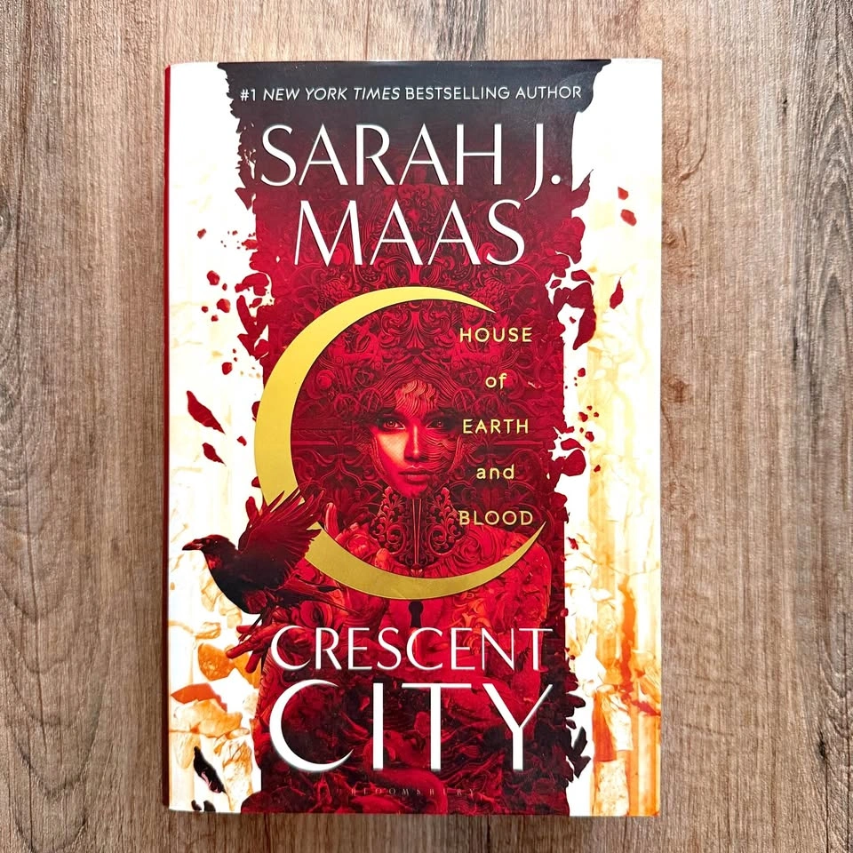 Hardcover Crescent City #1 House of Earth and Blood Sarah J. Maa
