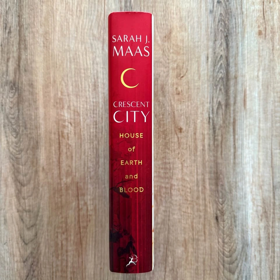 Hardcover Crescent City #1 House of Earth and Blood Sarah J. Maa - photo 2