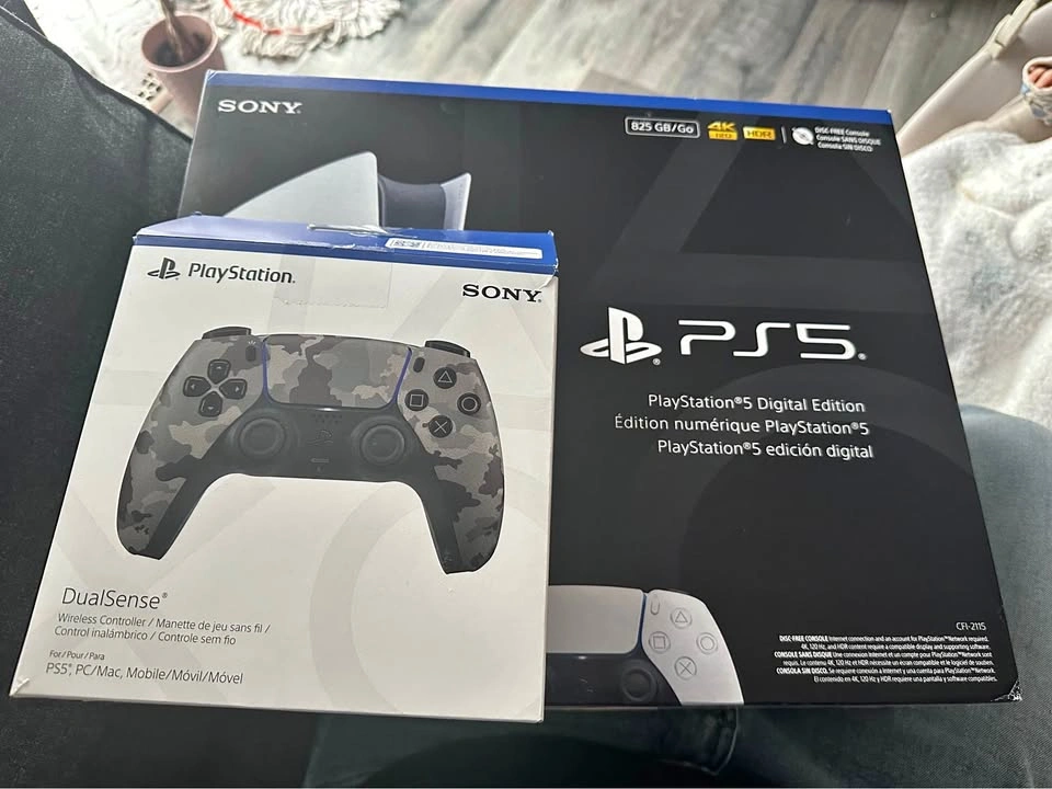 PlayStation 5 Digital Edition + 2 Controllers