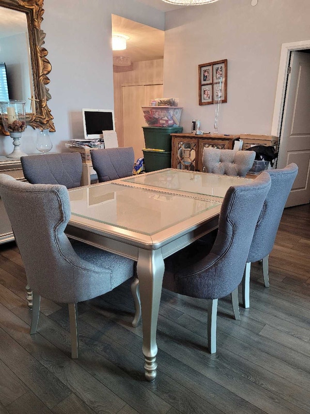 Very Good Condition Dining Table + 6 Chairs
