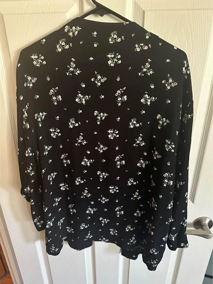 Women’s Lightweight Floral Cardigan image indicator(2)