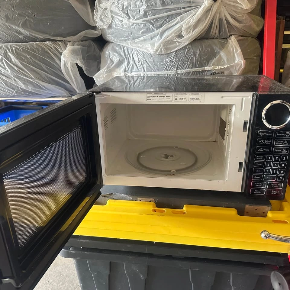 RCA Microwave Oven – Good Condition - photo 3