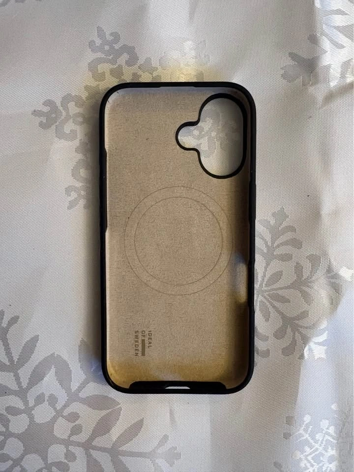 iPhone 16 Silicone MagSafe Case - photo 2