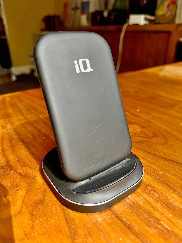 iQ Fast wireless charger stand