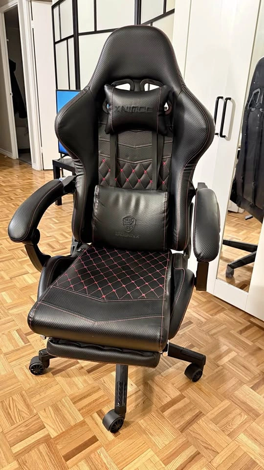 Ergonomic Gaming Chair with Footrest – Excellent Condition
