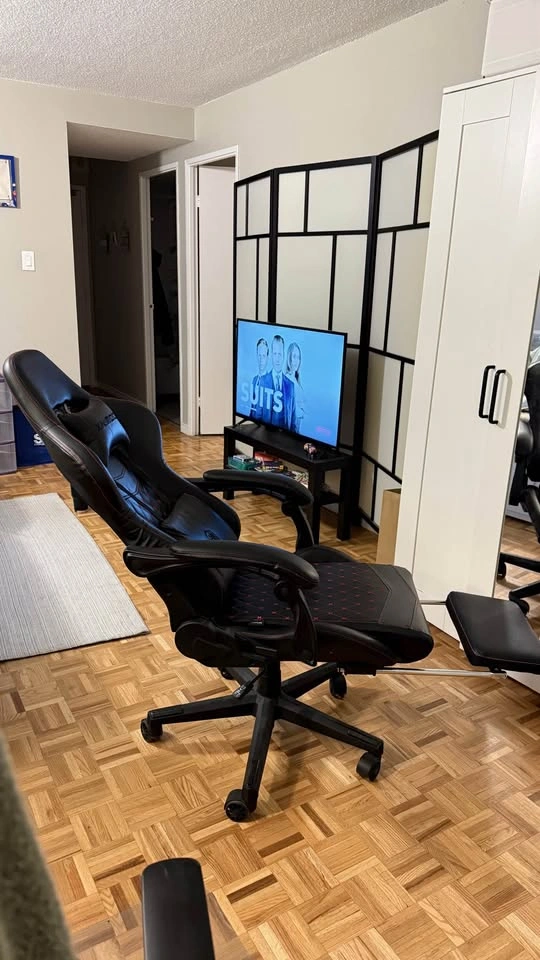 Ergonomic Gaming Chair with Footrest – Excellent Condition - photo 2