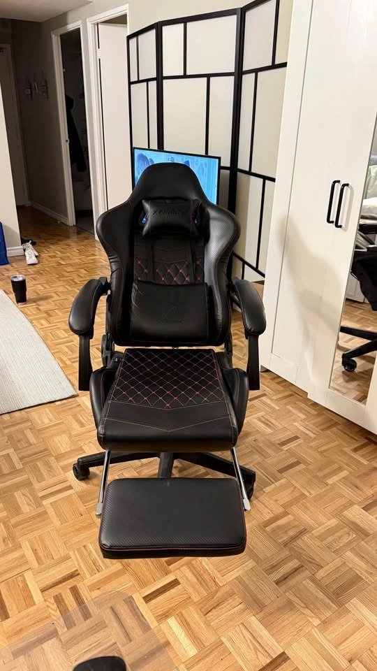 Ergonomic Gaming Chair with Footrest – Excellent Condition - photo 3