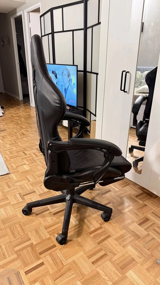 Ergonomic Gaming Chair with Footrest – Excellent Condition - photo 5