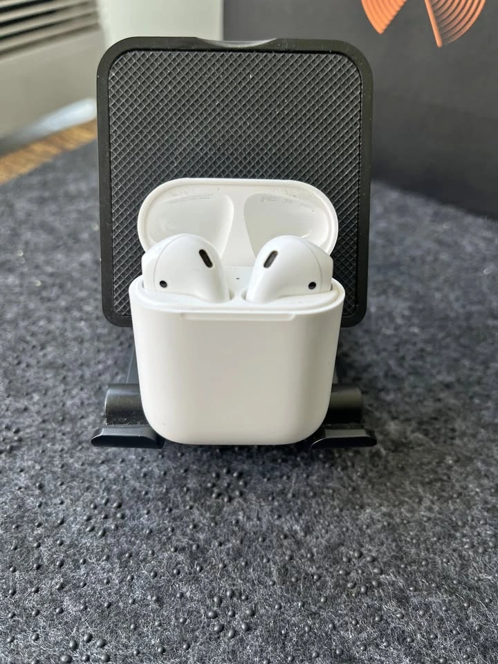 Apple AirPods 2nd Gen - Great Condition & Sound!