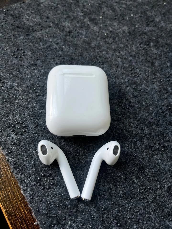 Apple AirPods 2nd Gen - Great Condition & Sound! - photo 2