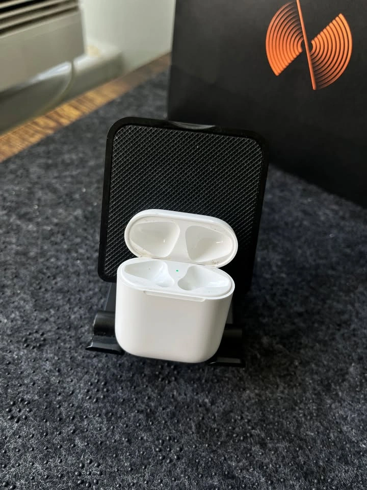 Apple AirPods 2nd Gen - Great Condition & Sound! - photo 3
