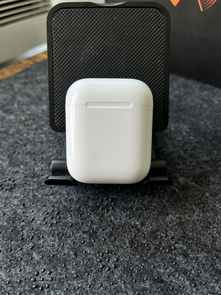 Apple AirPods 2nd Gen - Great Condition & Sound! - photo 4