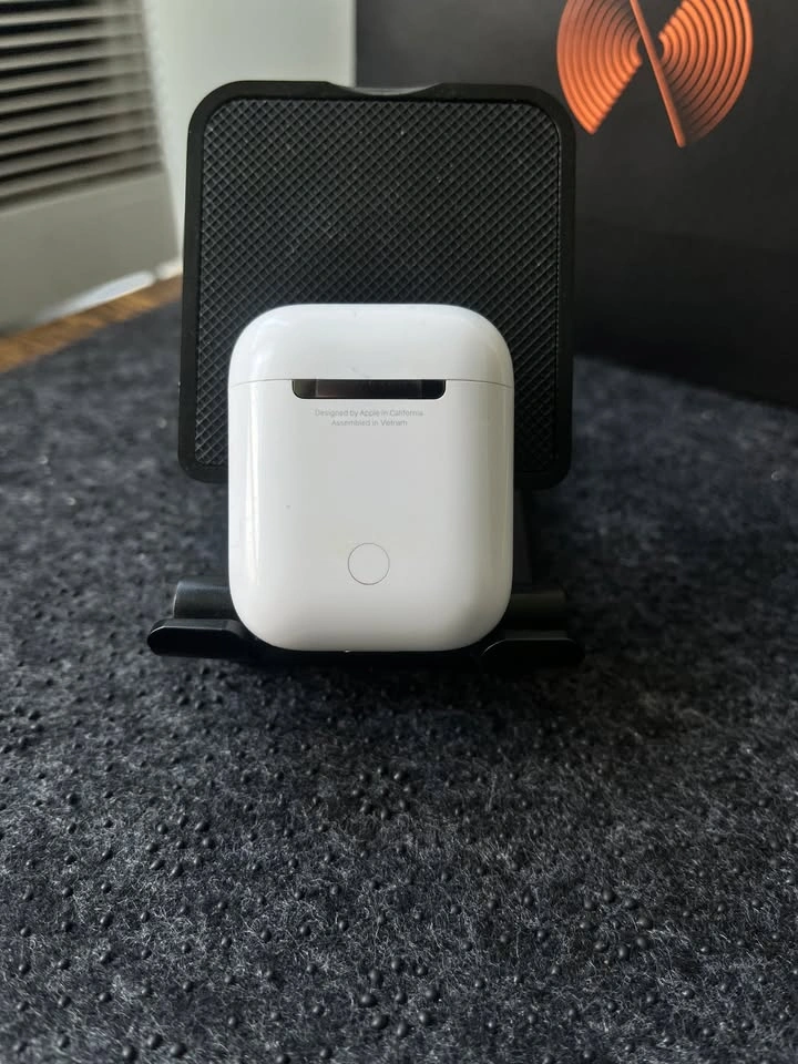 Apple AirPods 2nd Gen - Great Condition & Sound! - photo 5