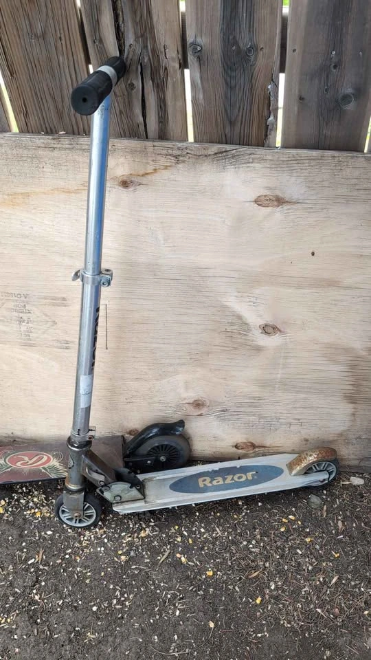 3 Scooters - 2 Razor, 1 Child's - photo 3
