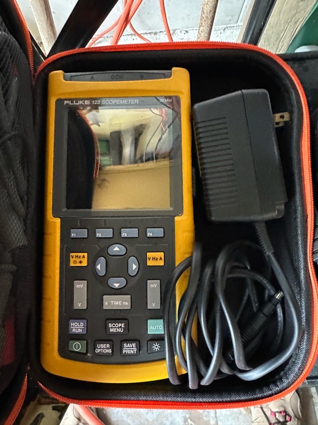 Fluke 123 ScopeMeter Handheld Oscilloscope/Multimeter