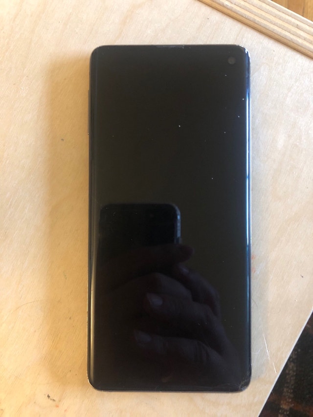SAMSUNG S10 (Damaged But Works!)