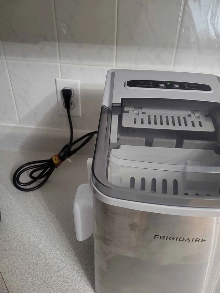 Frigidaire Countertop Ice Maker - photo 4