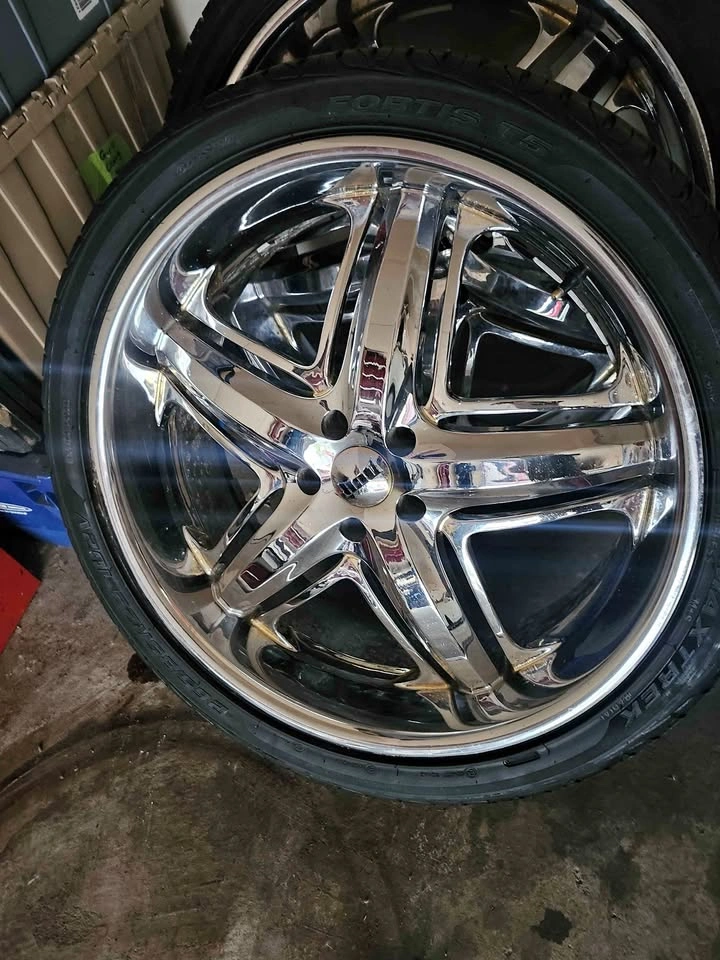 22" DUB Wheels ( 5x114.3)