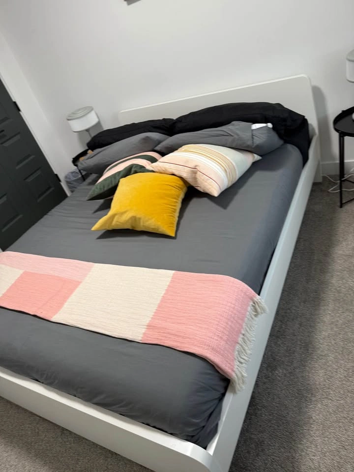 Queen Bed and mattress - photo 2