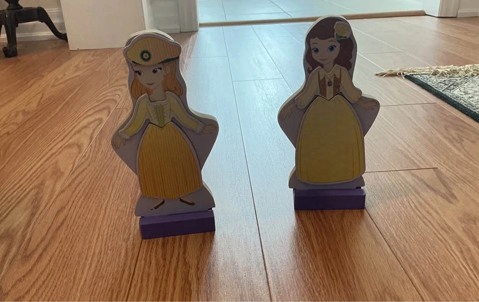 Melissa & Doug Sofia the First Magnetic Dress-Up Wooden Doll Set - photo 2