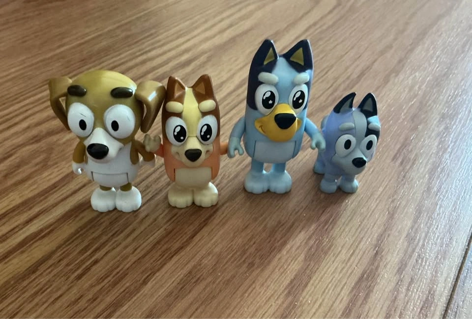 Bluey Pool Playset and Figurines - photo 2