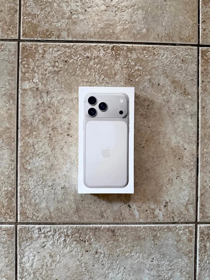 *SEALED* iPhone 17 Pro Max Silver - 512GB