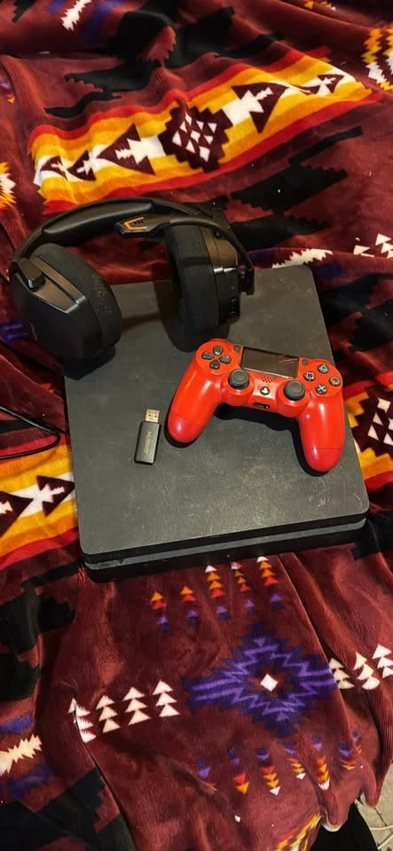 PS4 Slim 900GB + Controller + Bluetooth Headset - photo 2