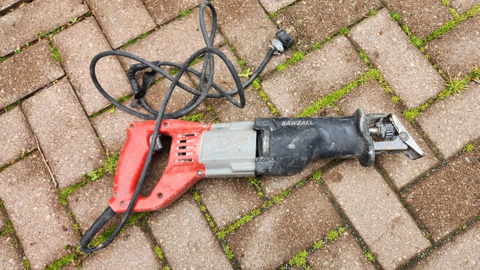 $80 Milwaukee Sawzall 110v 12 amp - photo 2