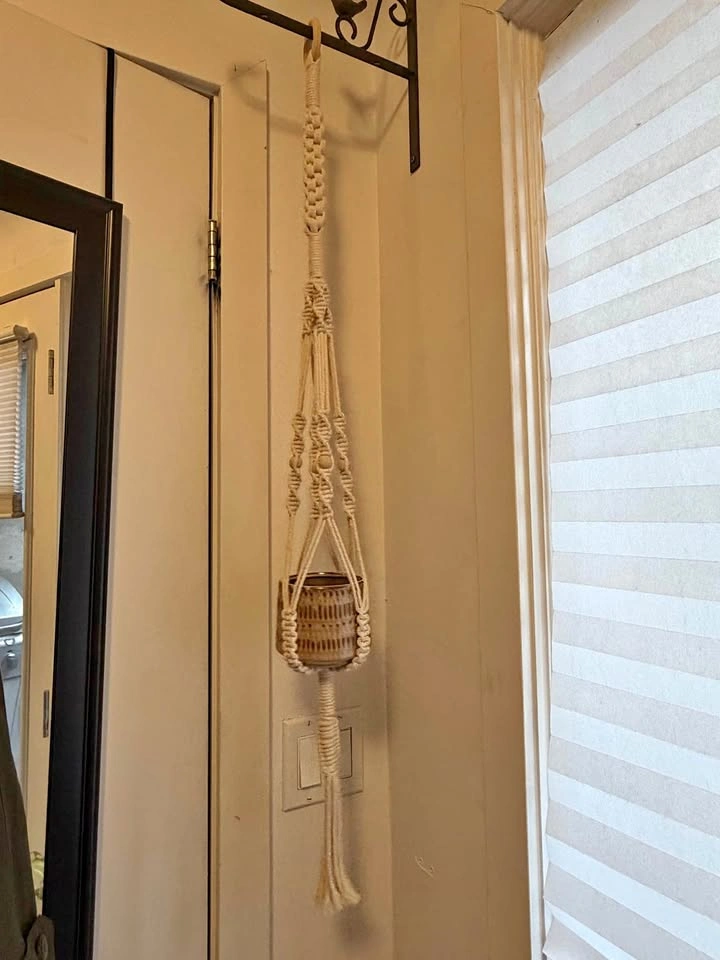 Macrame plant hanger