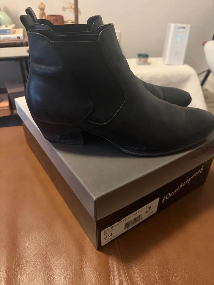 Aquatalia Black Ankle Boots 9M - photo 2