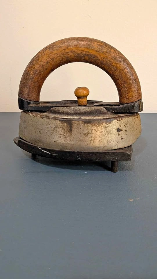 Vintage Cast Iron Sad Iron / Charcoal Iron