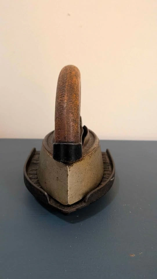 Vintage Cast Iron Sad Iron / Charcoal Iron - photo 2