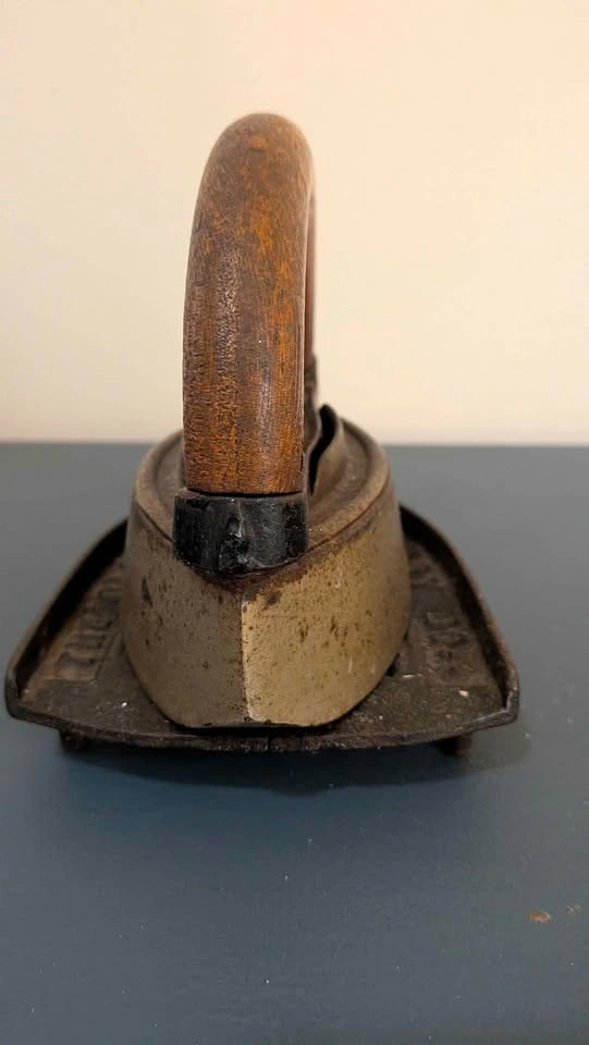 Vintage Cast Iron Sad Iron / Charcoal Iron - photo 3