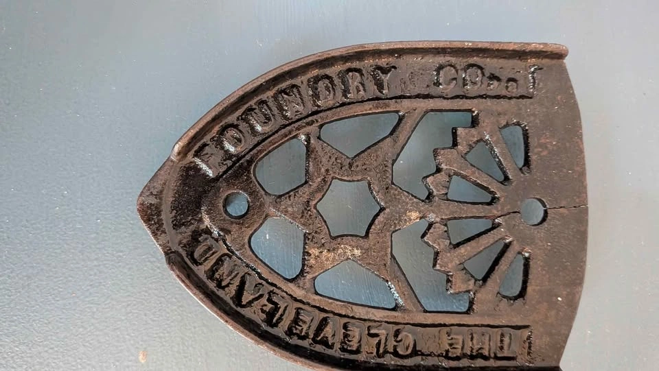 Vintage Cast Iron Sad Iron / Charcoal Iron - photo 4
