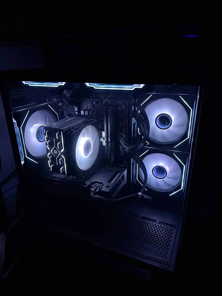 Gaming PC Setup: RTX 4060, 32GB RAM, i5-12400F, 27" 240Hz Monito