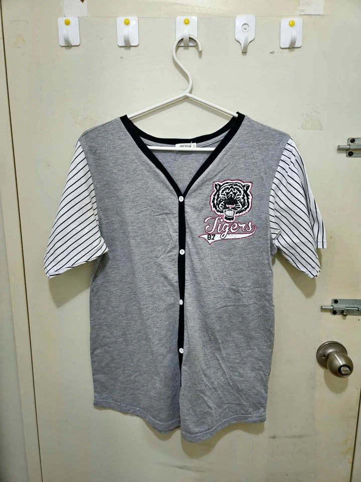 Women's S Button-up T-shirt
